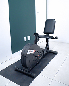 Bicicleta ergométrica - fisioterapia para recuperação de joelho e quadril