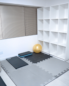 Área de reabilitação. Tatames no chão, bolas de pilates